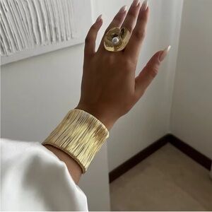 Eclat Sculpted Gold Cuff & Ring Set